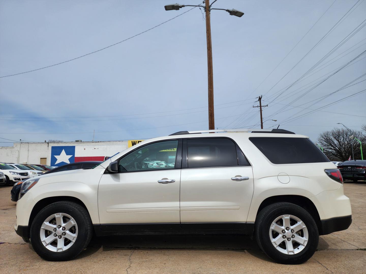 2015 DIAMOND WHITE GMC Acadia SLE-2 (1GKKRPKDXFJ) with an 3.6L V6 DOHC 24V engine, 6-Speed Automatic transmission, located at 2660 S.Garland Avenue, Garland, TX, 75041, (469) 298-3118, 32.885551, -96.655602 - Welcome to DallasAutos4Less, one of the Premier BUY HERE PAY HERE Dealers in the North Dallas Area. We specialize in financing to people with NO CREDIT or BAD CREDIT. We need proof of income, proof of residence, and a ID. Come buy your new car from us today!! This is a very well cared for 2015 GM - Photo#6